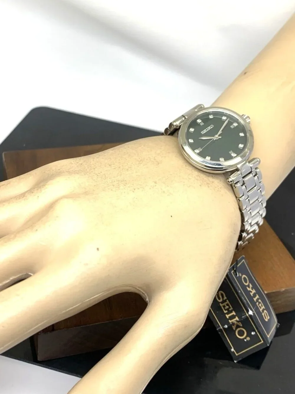 Seiko Women's Watch SRZ535 Quartz Diamond Green Mother of Pearl Dial Steel 30mm